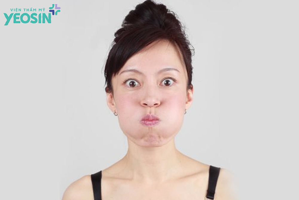 Bài tập thu nhỏ cánh mũi bằng di chuyển khí trong miệng.
