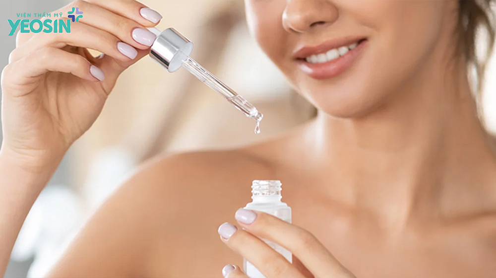 Cách xóa nếp nhăn trên trán tại nhà bằng kem dưỡng chống lão hóa