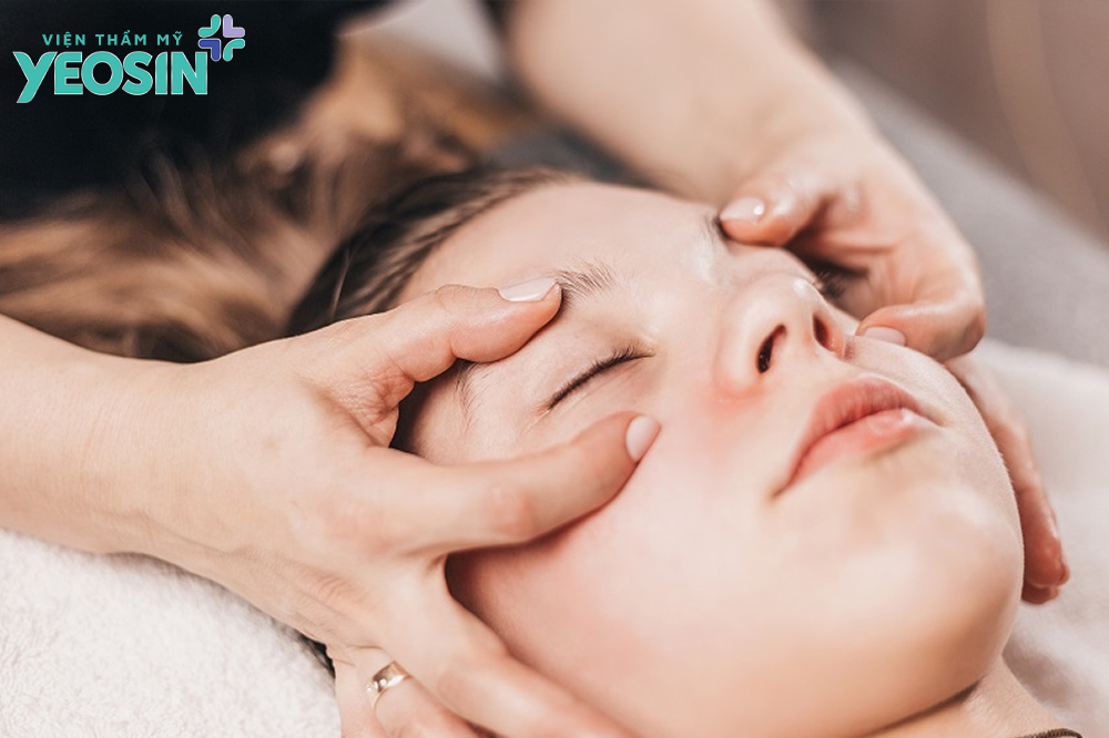 Cách xóa nếp nhăn vùng mắt tại nhà bằng cách massage đúng cách