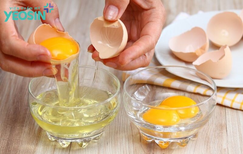 Cách làm mặt nạ xóa nhăn vùng mắt với lòng trắng trứng gà