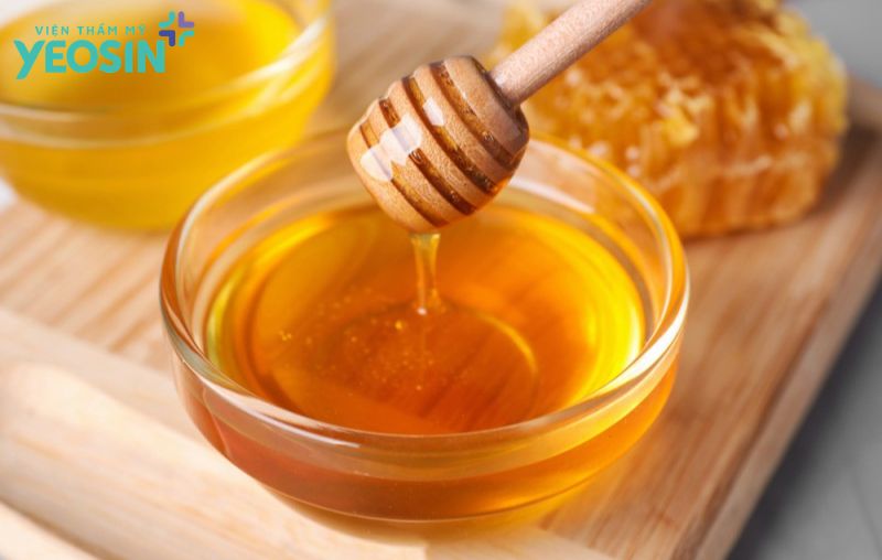 Cách làm mặt nạ giảm nếp nhăn vùng mắt với mật ong.